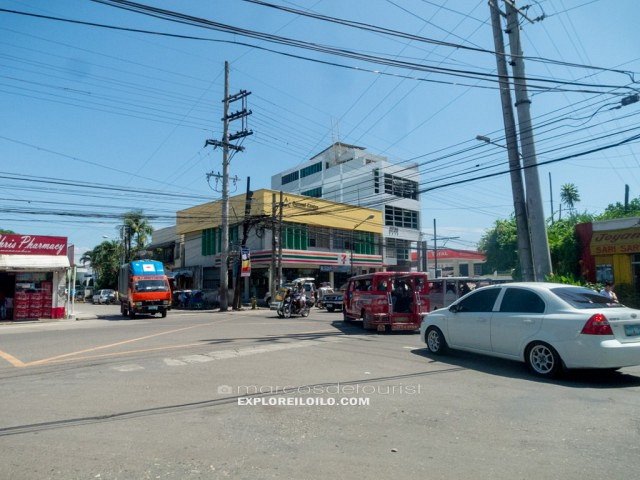7/11 La Paz Plaza